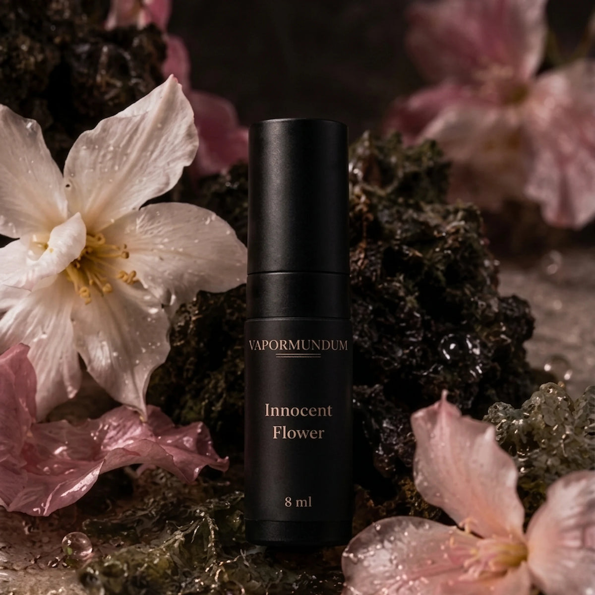 vapormundum Innocent Flower 8ml perfume accord spray bottle set against blooming white blossoms and wet moss