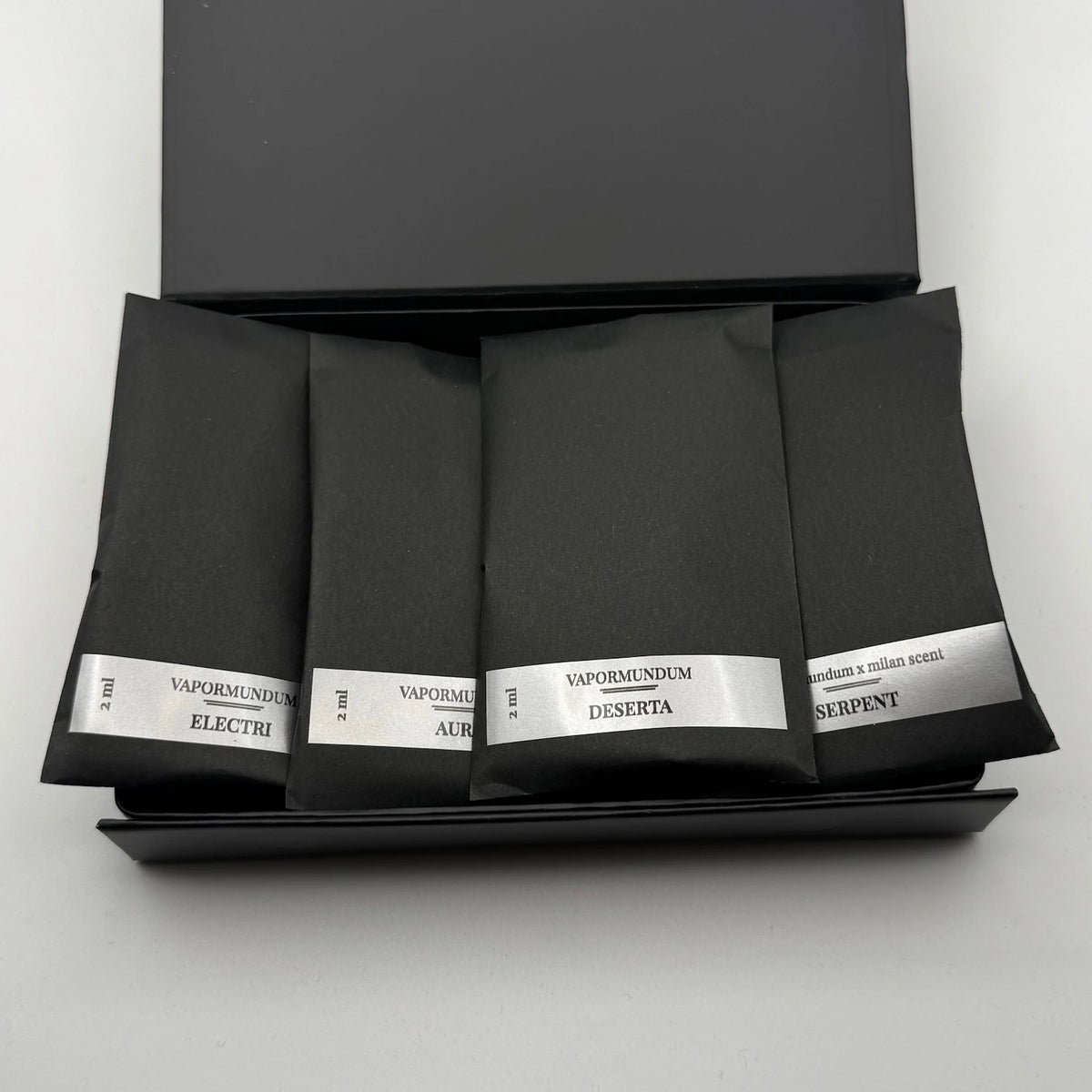 VAPORMUNDUM Discovery Sample Set packaging showing four 2ml perfume samples sealed in individual black protective sachets